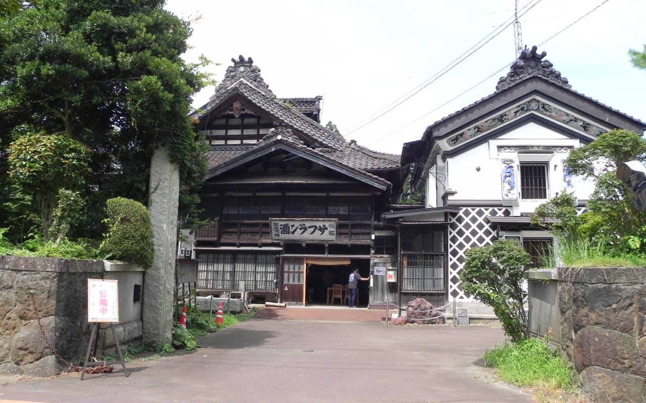 写真：旧機那サフラン酒製造本舗