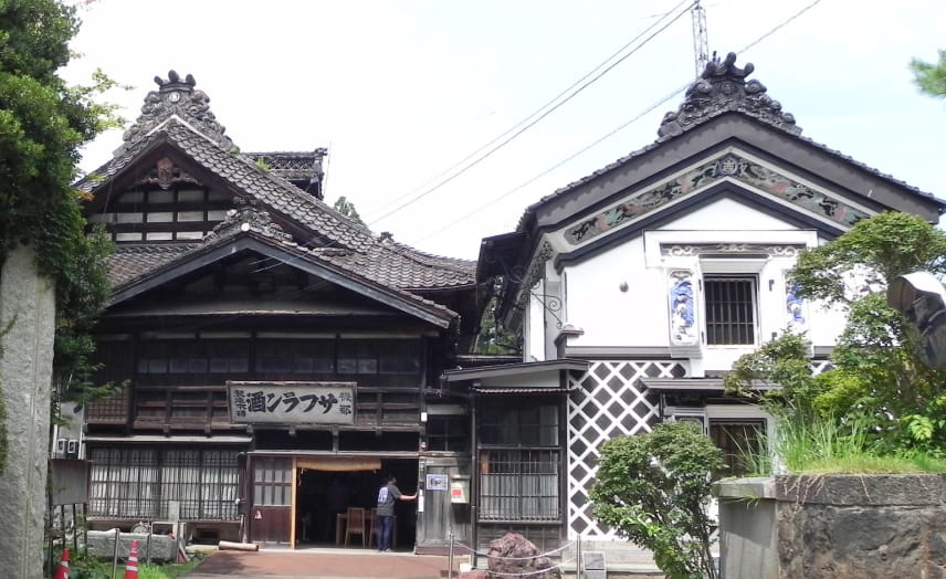 旧機那サフラン酒製造本舗外観