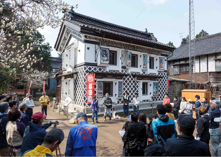 修復を祝う市民団体と地域住民