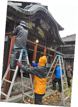 写真:施設のメンテナンス作業をする市民団体