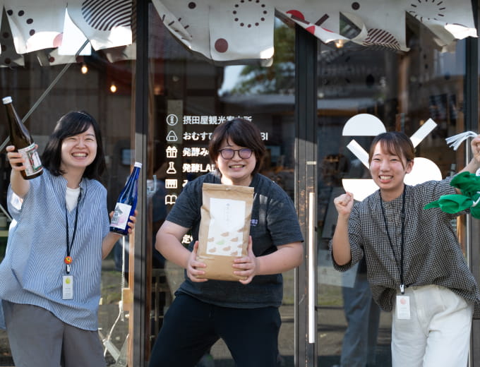 写真:米蔵の前で笑顔のスタッフ