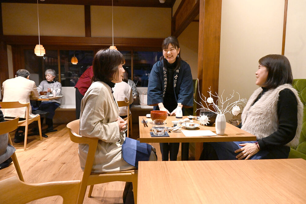 お食事を楽しむお客様