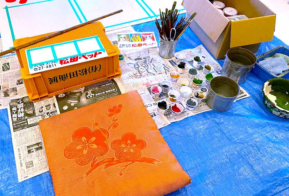 ビニールシートや道具が置かれたライブペイントスペースの設え