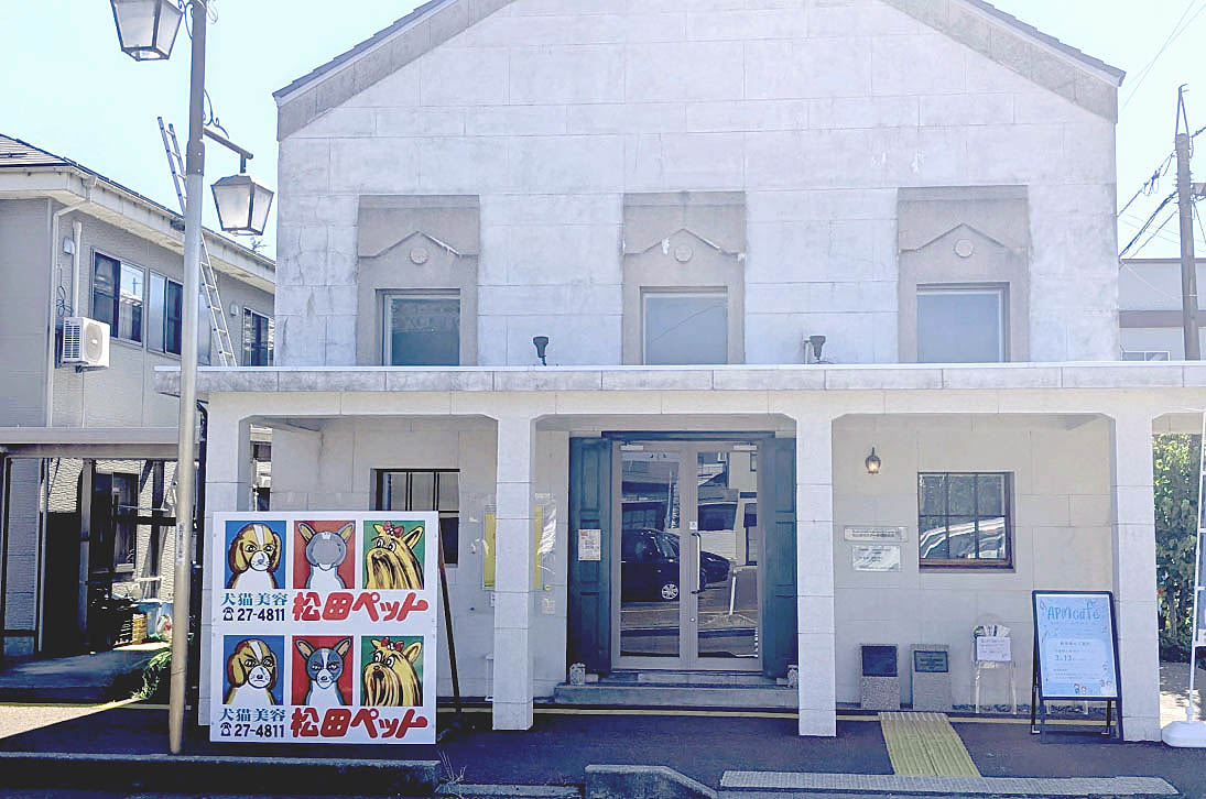 美術館エントランスの顔出し看板