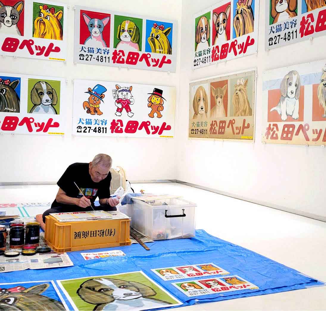 ライブペイントを行う青柳謹一さん