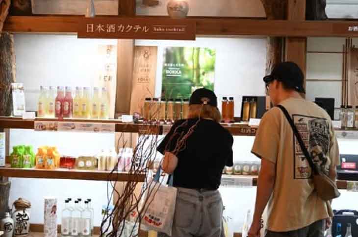 LIS摂田屋1階で商品を手に取る来店客