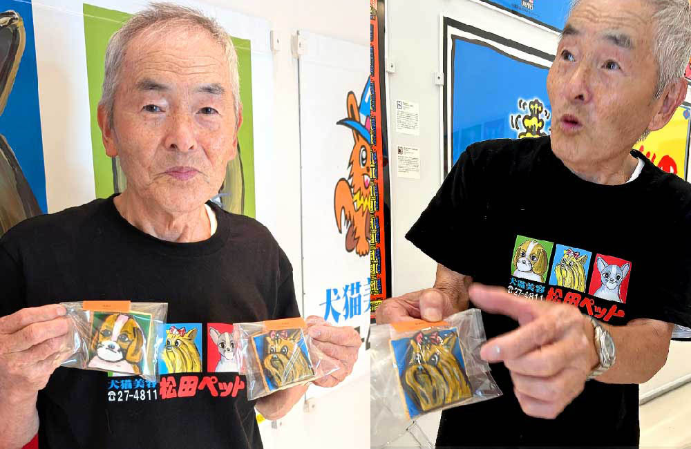 松ペのアイシングクッキーを手にして笑顔の青柳さん(提供: 新稲ずなさん)