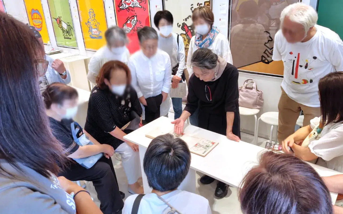 版木と初摺りを前に説明を受ける参加者