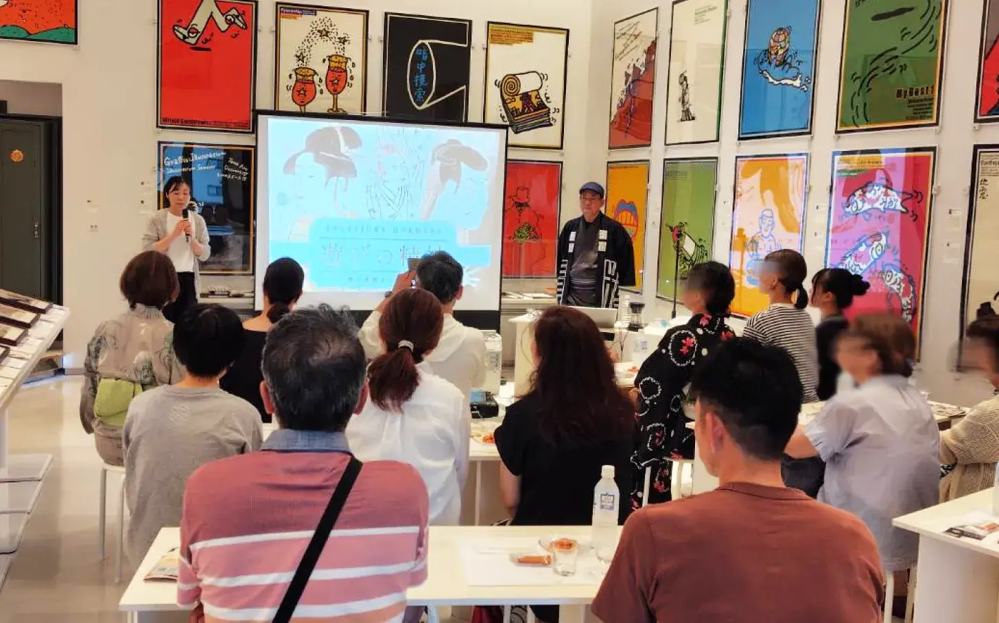 APMの夜で日本酒とスイーツを楽しむ参加者たち