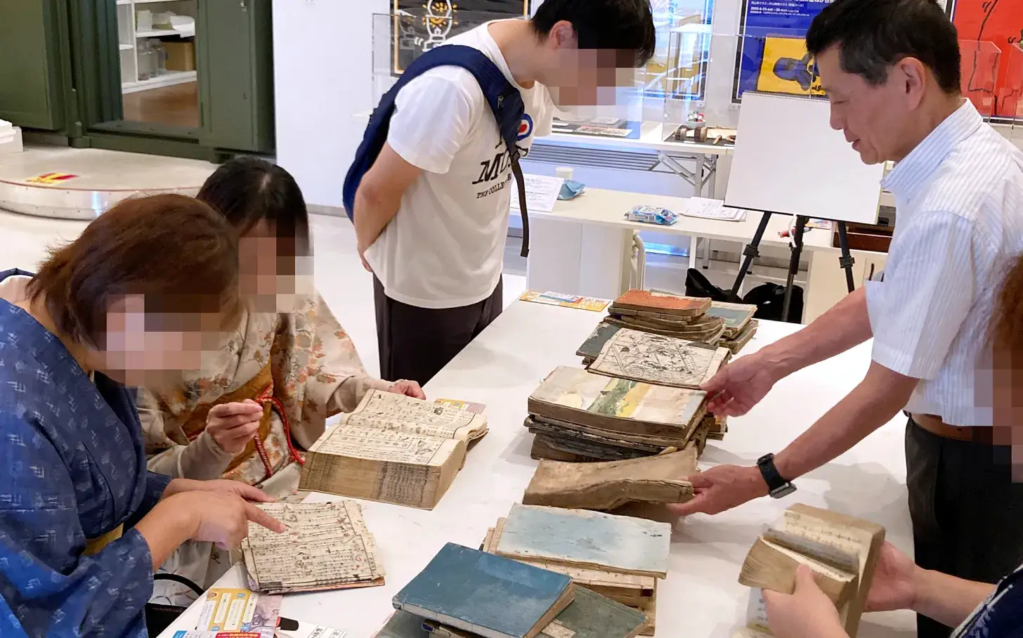 江戸本を手に取る参加者たち