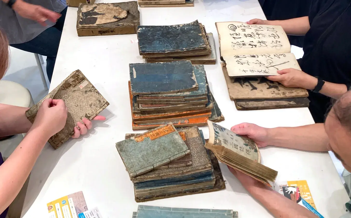 机に並んだ古書の数々