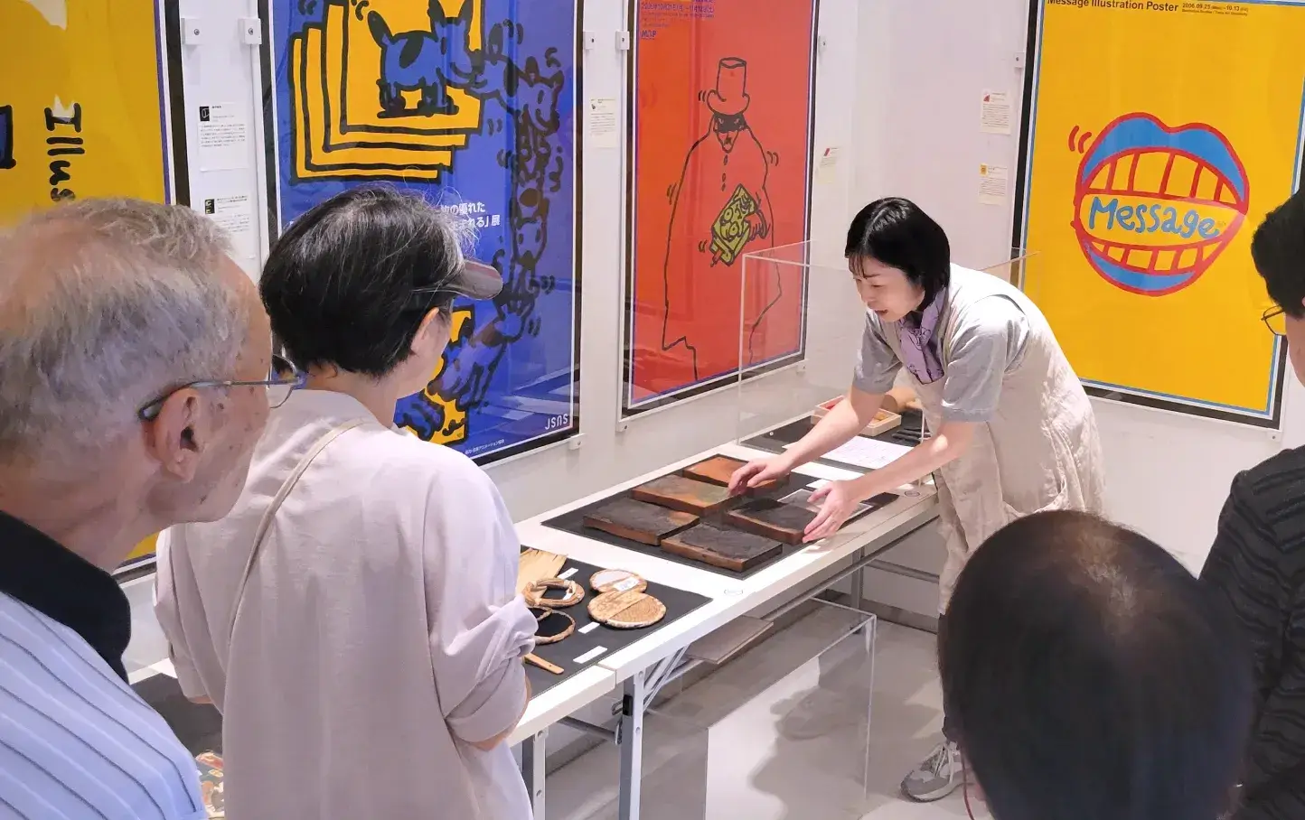 摺りの手順を説明するたかだみつみさん