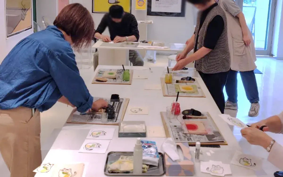 多色摺りに挑戦する参加者たち