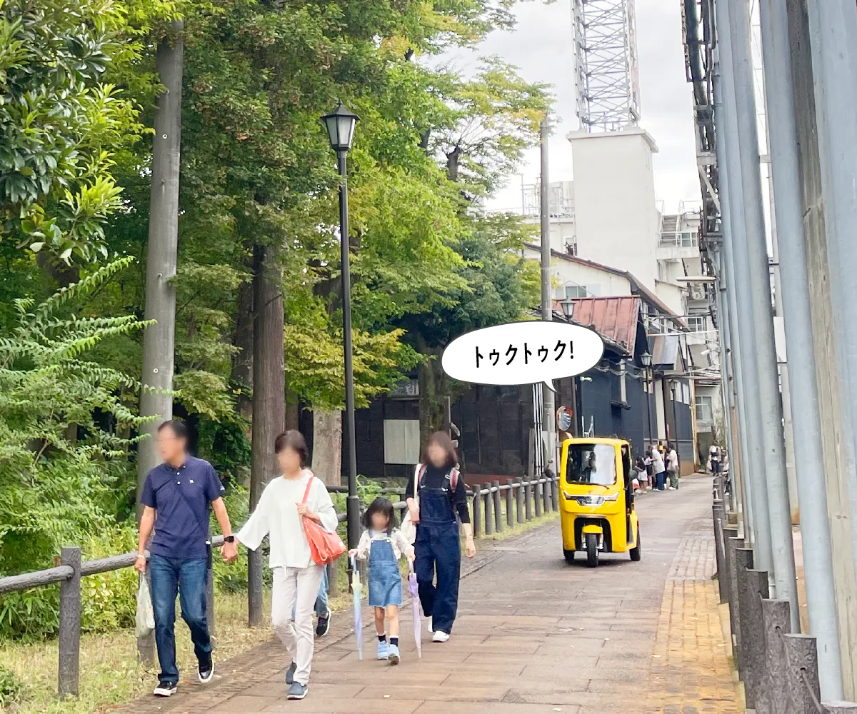 トゥクトゥクと一緒にまち歩きを楽しむ家族の様子