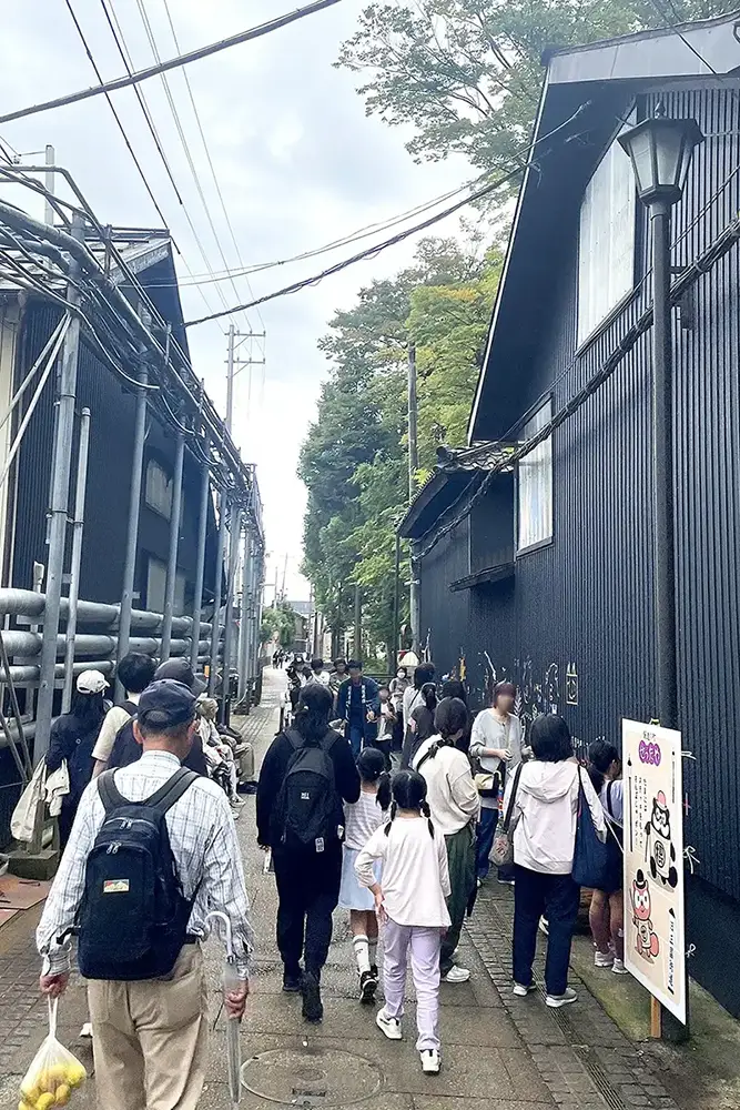 旧三国街道を歩く来場者の様子。