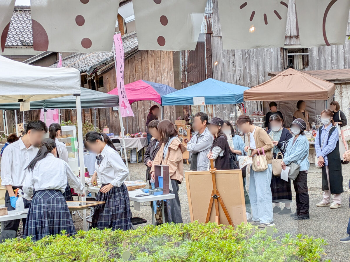 米蔵前で賑わう人々の様子