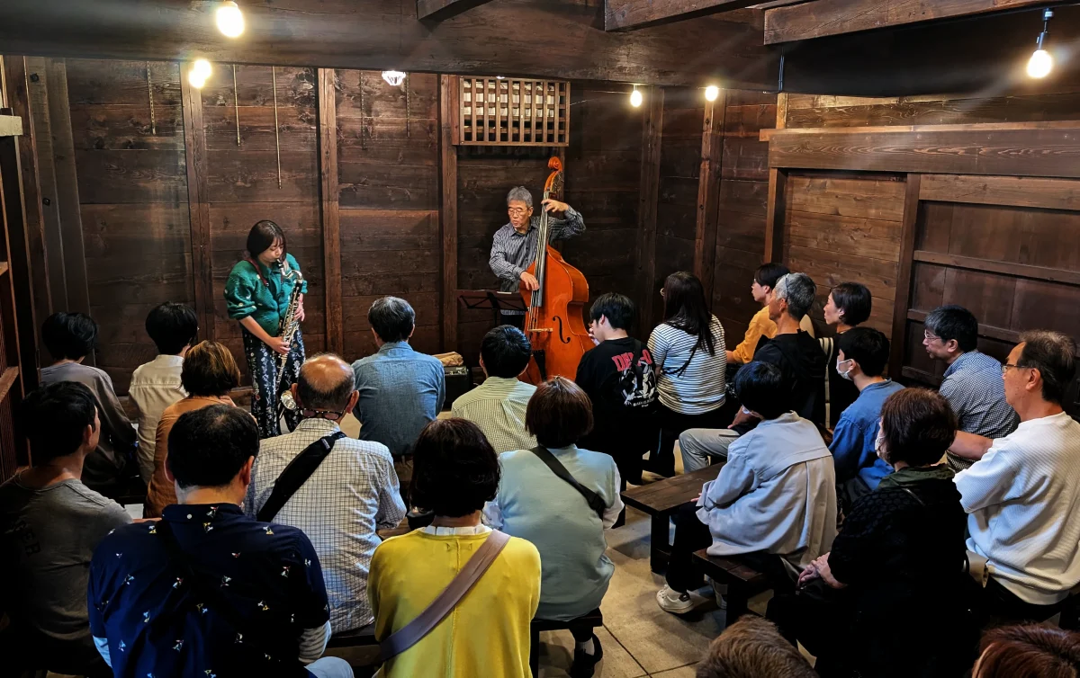 蔵JAZZ 2025 星野本店三階蔵での演奏の様子(満席の会場)