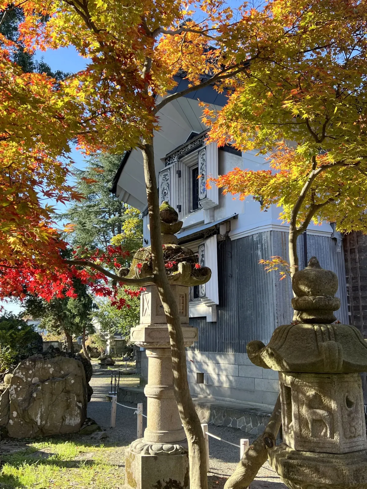 紅葉に包まれる衣装蔵