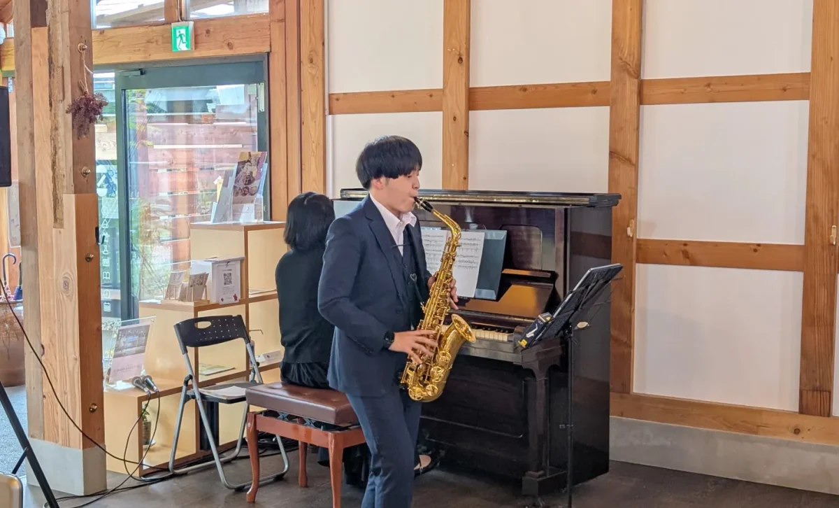 サックスの音が米蔵に響き渡るアフタヌーンコンサート