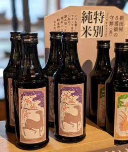 やさしく見守る干支ラベルの特別純米酒 摂田屋6番街の守神〈黒〉