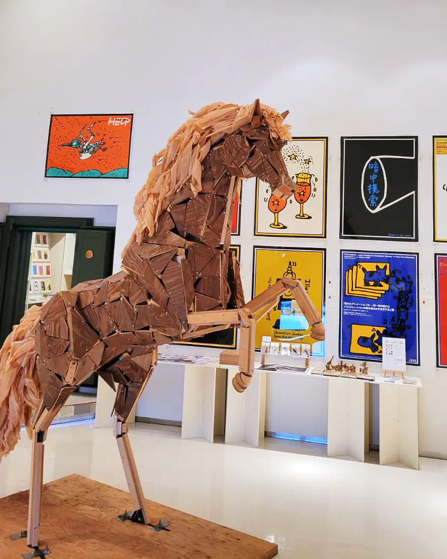 廃材再生師 加治聖哉による、廃材から生まれた原寸大の馬の立体作品展示風景