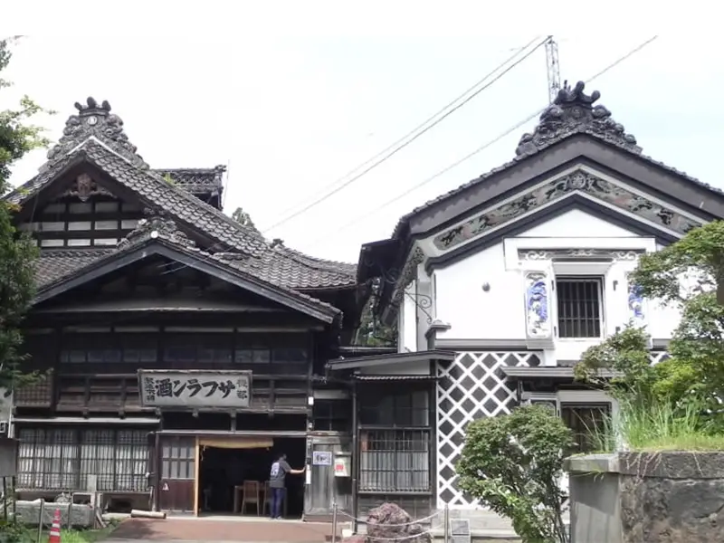 旧機那サフラン酒製造本舗の外観