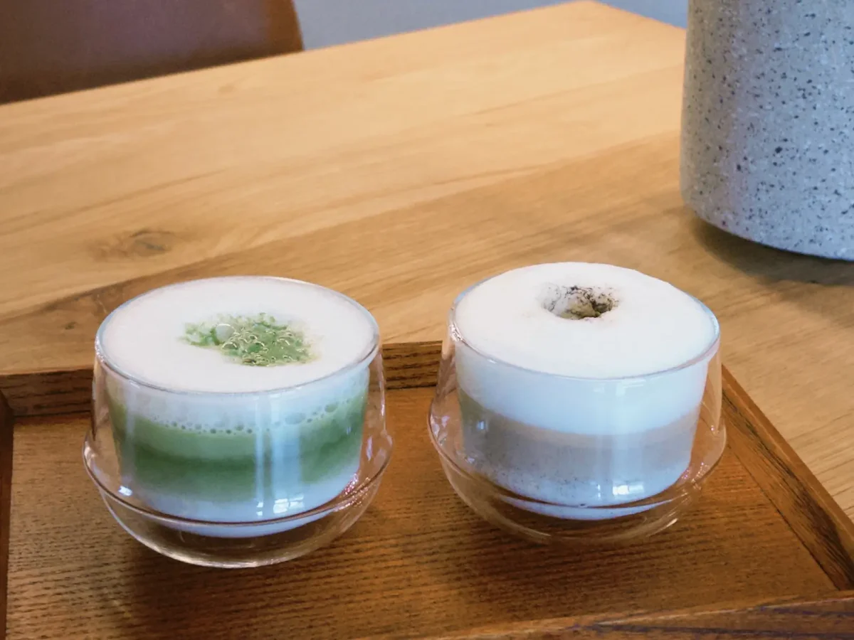 抹茶朝麹ラテと、ほうじ茶朝麹ラテ