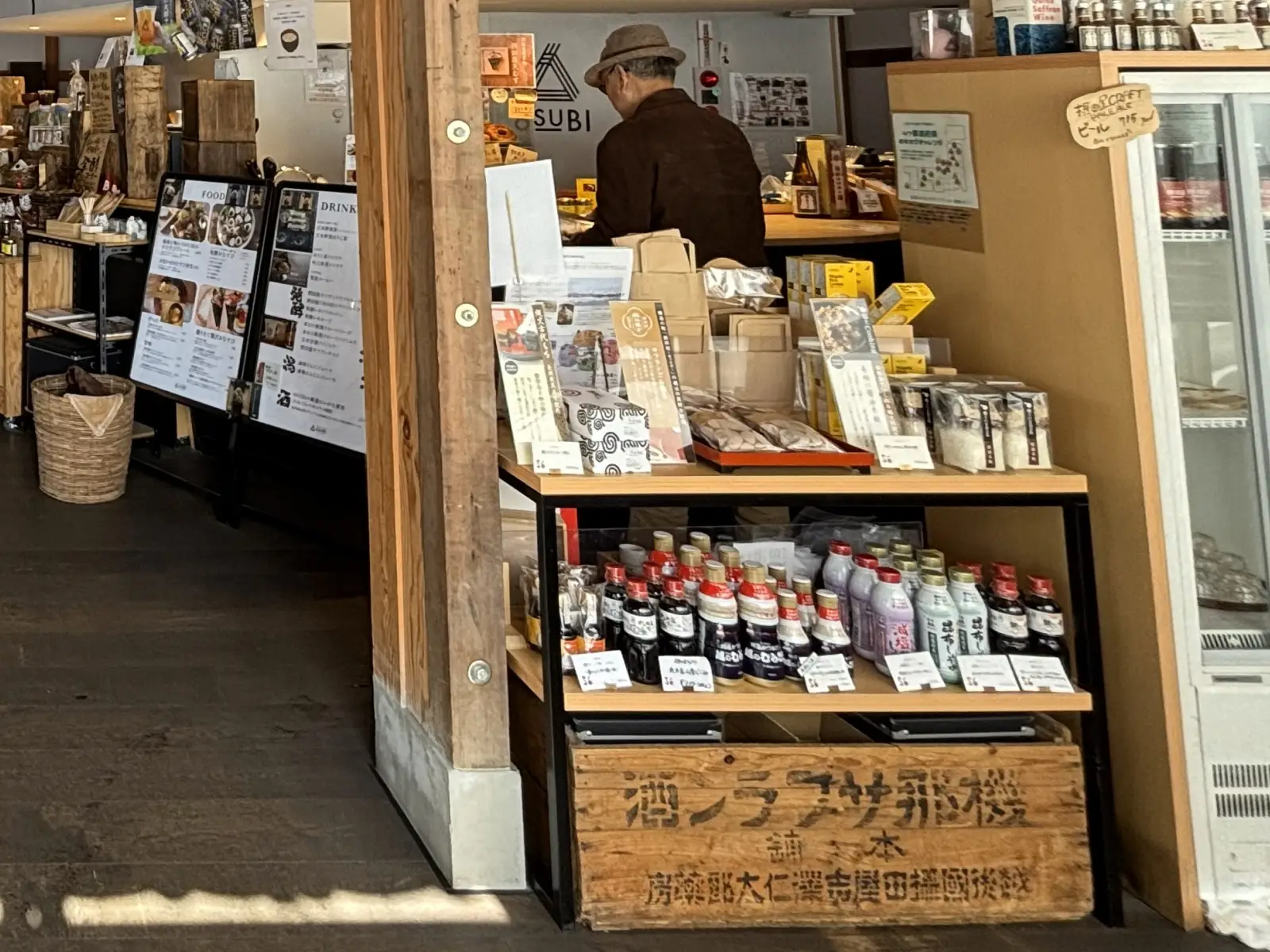 地元の発酵食品が並ぶ米蔵のセレクトショップ