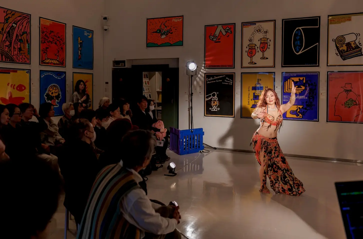 観客と同じ高さで踊るベリーダンスの様子