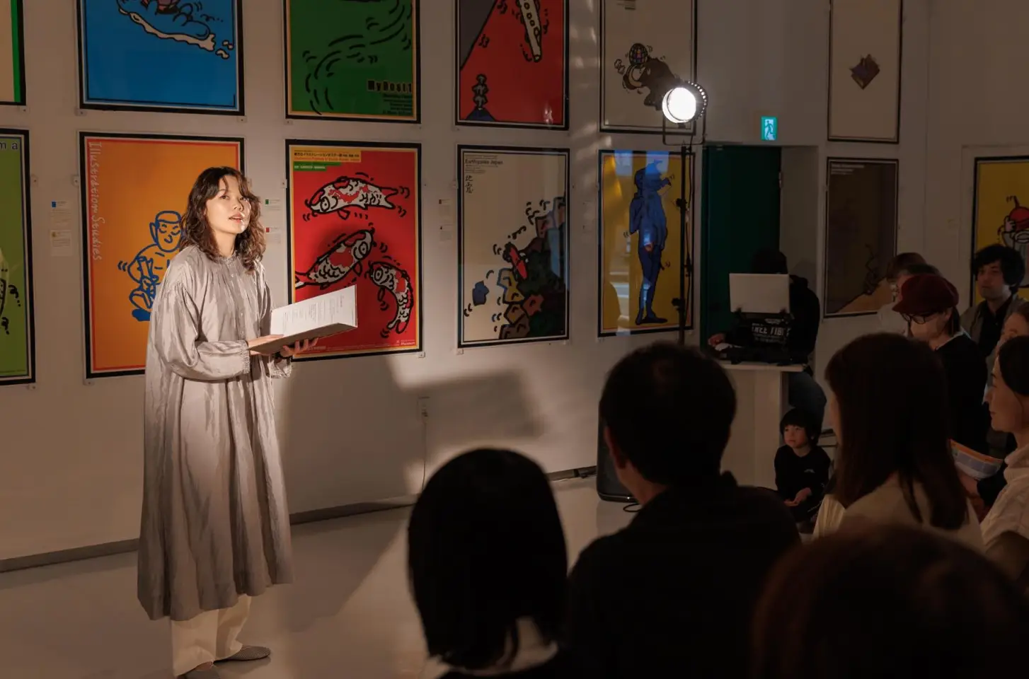 朗読をする亀山実里さんの様子