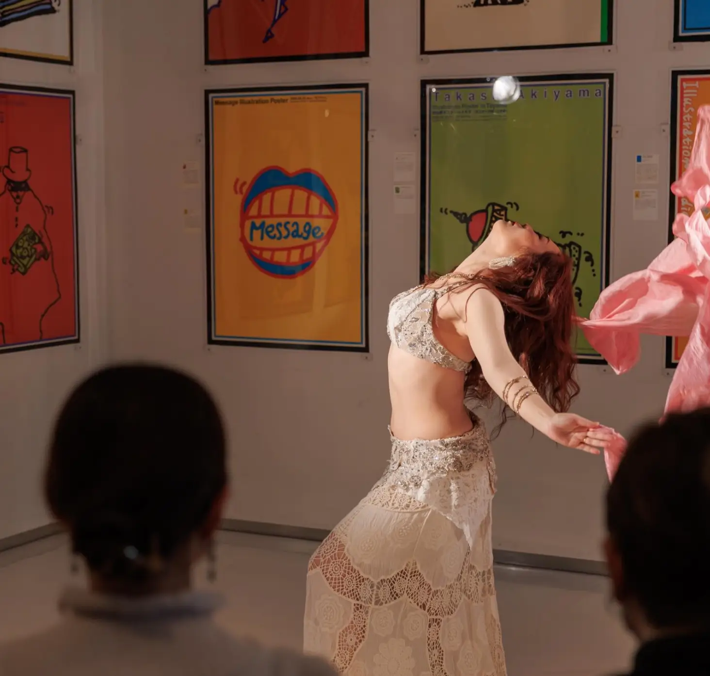 会場で踊るベリーダンスの様子