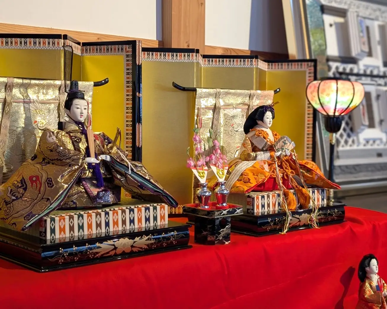 摂田屋6番街発酵ミュージアム・米蔵に展示された七段飾りのおひな様の男雛と女雛