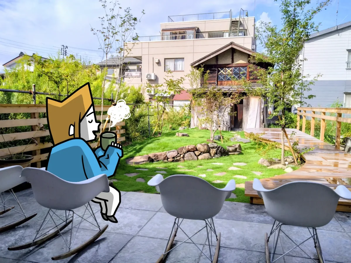 奥の庭でくつろぐ様子