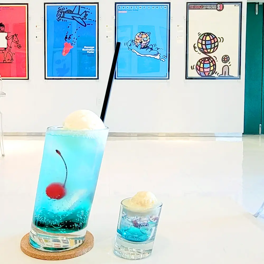 秋山孝ポスター美術館 長岡 カフェのクリームソーダ