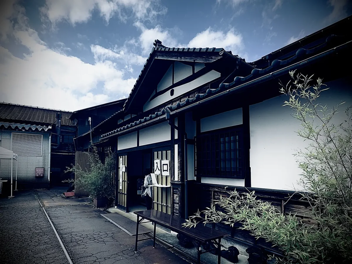 摂田屋の街並みに建つ星野本店の外観